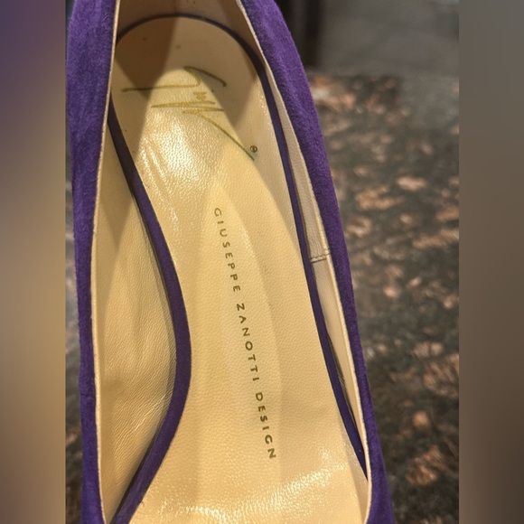 Giuseppe Zanotti
Giuseppe Zanotti Purple Suede Peep
Toe Platform Pumps Size 36.5 - Picture 7 of 9
